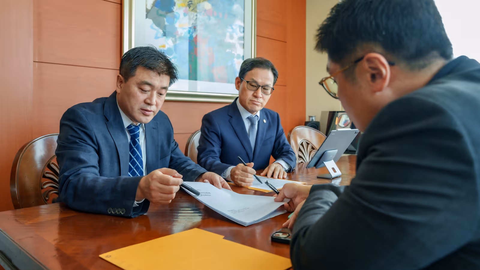 서류를 두고 개인파산 관련 상담을 진행하는 장면