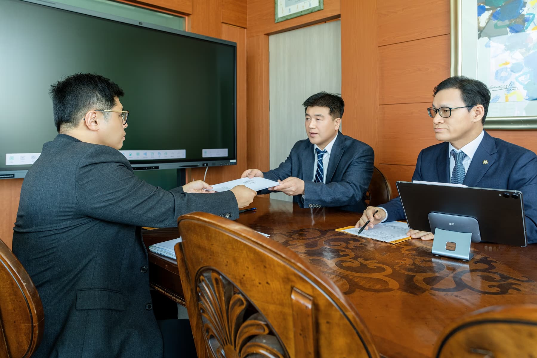 새도약 법률사무소 상담실에서 서요한 대표변호사와 김충식 상담실장이 의뢰인의 서류를 함께 확인하는 모습